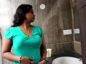 Bhabhi cachonda en el baño, video softcore de una bhabhi india